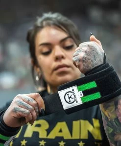 Elitefts™ JUPITER Wrist Wraps -Goalrilla Shop jupiter wristwraps green inuse